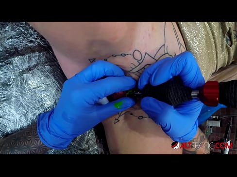 ❤️ tattooed ທີ່ສຸດ Hottie Sully Savage ໄດ້ຮັບ tattoo ສຸດ clitoris ຂອງນາງ ມີເພດສຳພັນ ຢູ່ພວກເຮົາ ❤